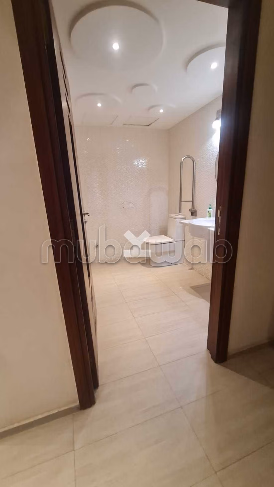 Offices & shops to rent in Les Hôpitaux. Surface area 295 m². Basement