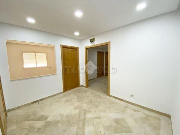 Offices for rent in Nouvelle Ariana. Area 110 m². Caretaker available