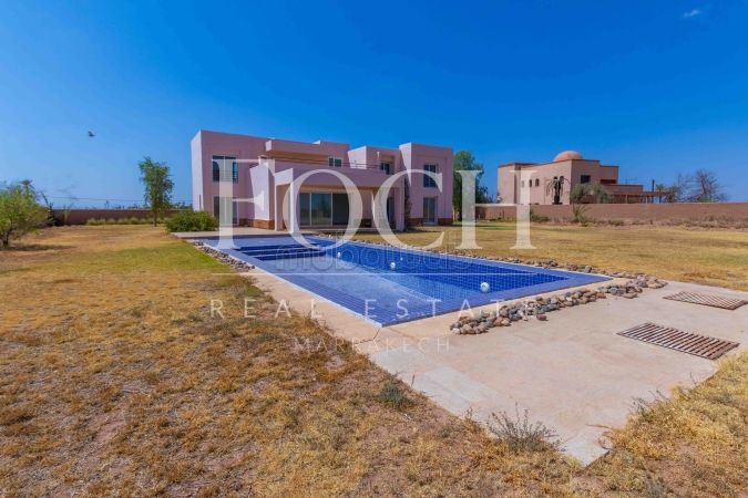 منزل فخم للبيع بالنخيل. 4 غرف ممتازة. مكان وقوف السيارات وشرفة