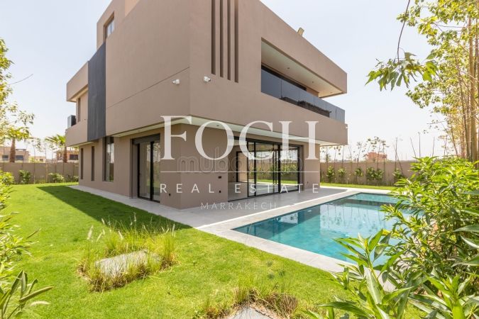 فيلا فاخرة للبيع بأكدال. المساحة الكلية 410 م². شرفة جميلة وحديقة