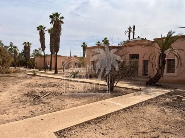 High quality house for sale in Ennakhil Palmeraie. 10 lovely rooms. Garden