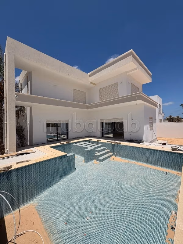 Eccezionale residenza di lusso in vendita. 3 ampi locali. Ambiente tranquillo con vista sul mare e doppi vetri