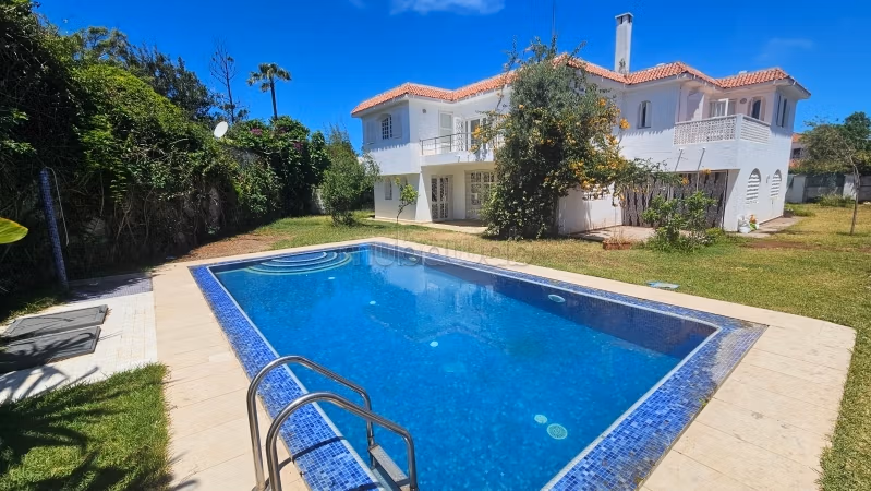 Spacious 5 bedrooms villa 900 m2 with pool in ANFA 