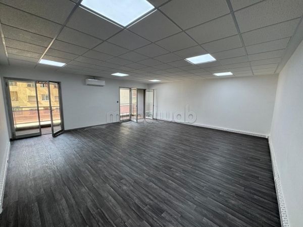 Ufficio disponibile in affitto a Anfa. Superficie 169 m². Ascensore