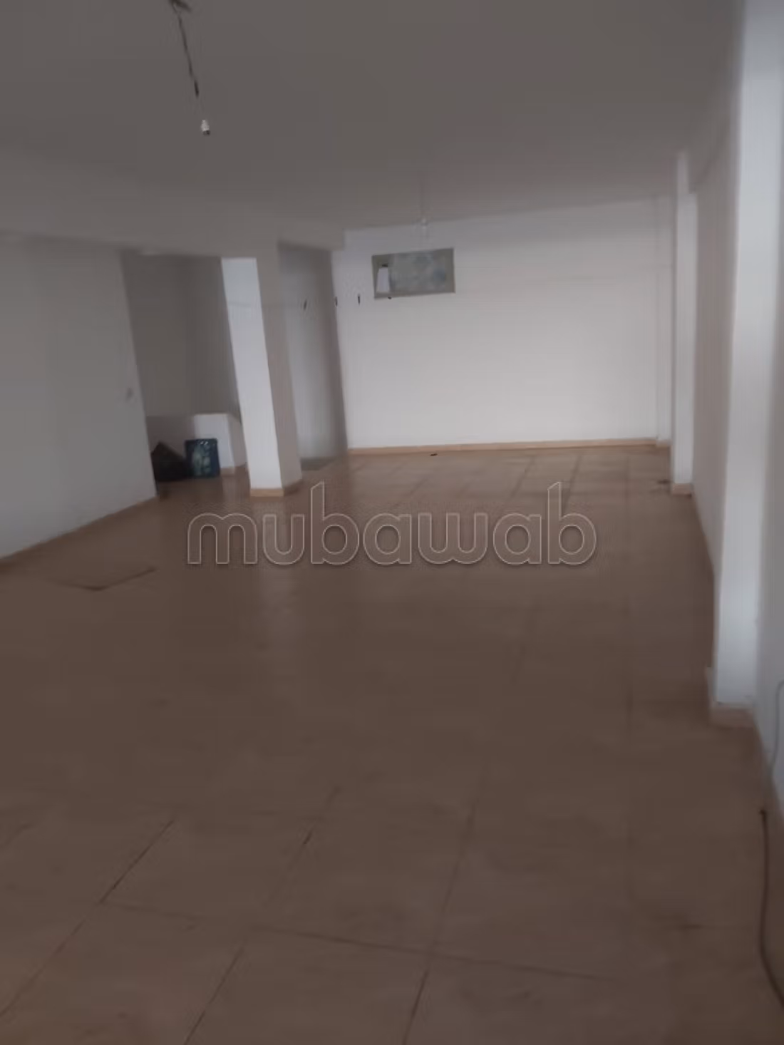 Local commercial à vendre à Al Qods. Surface totale 166 m². Sécurisé 24/24