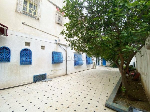 High quality house for sale in Nouvelle Ariana. Dimension 595 m². Garden and garage