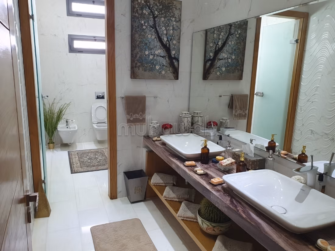 Villa's en luxe woningen beschikbaar. 5 Kamers. Traditionele, Marokkaanse woonkamer en satellietschotel
