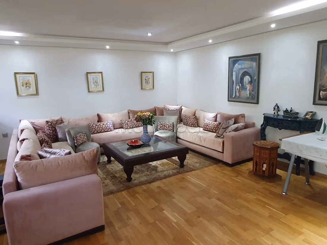 Villa's en luxe woningen beschikbaar. 5 Kamers. Traditionele, Marokkaanse woonkamer en satellietschotel