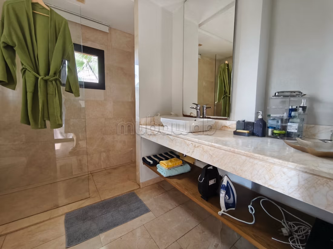 Villa's en luxe woningen huren. 8 Ruimtes. Gemeubileerd