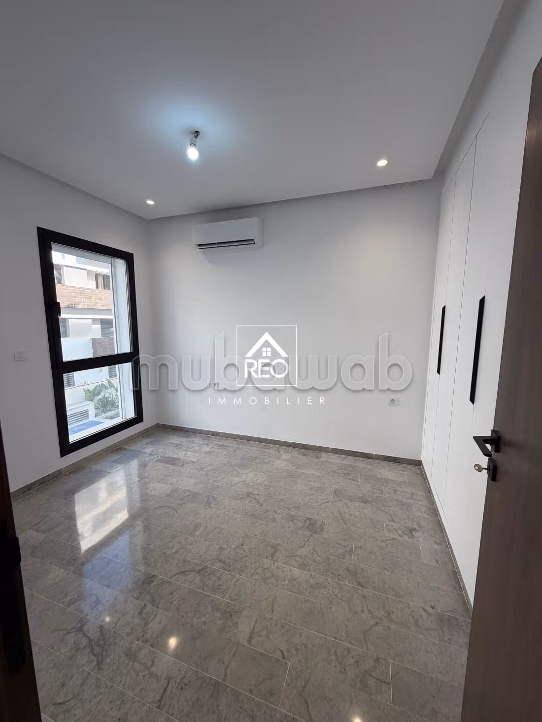 Apartment for sale in Aouina. 1 lovely room. Residence with caretaker, general air conditioning