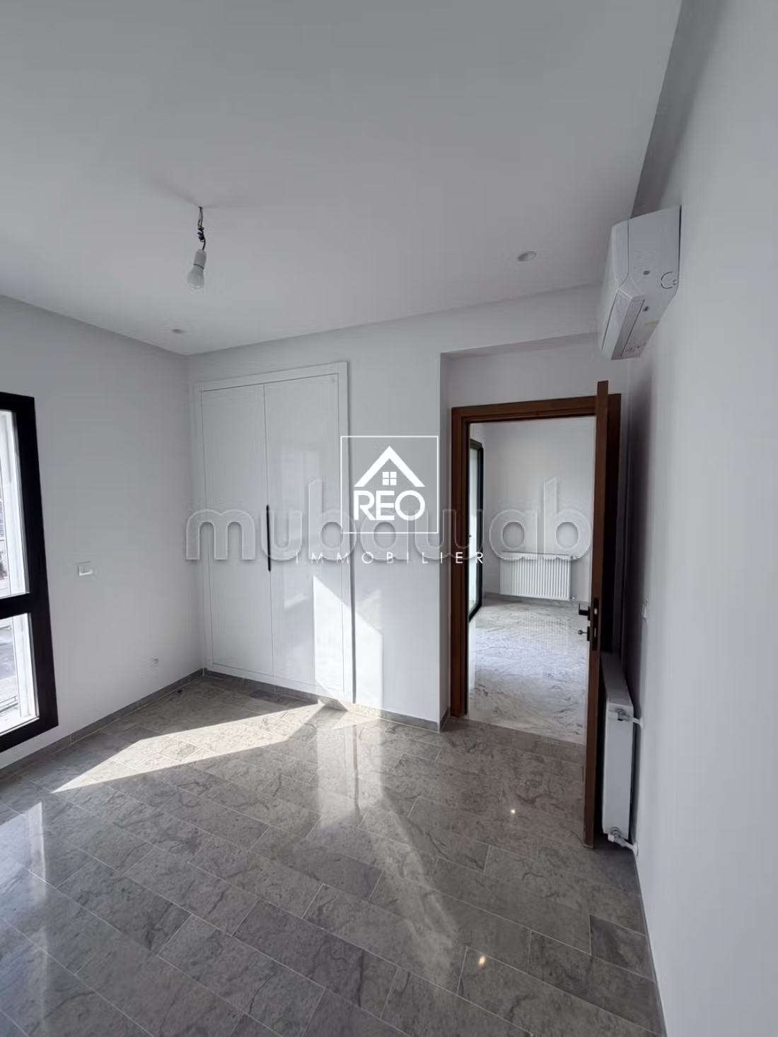 Sell apartment in Aouina. 2 rooms. Caretaker service available, air conditioning