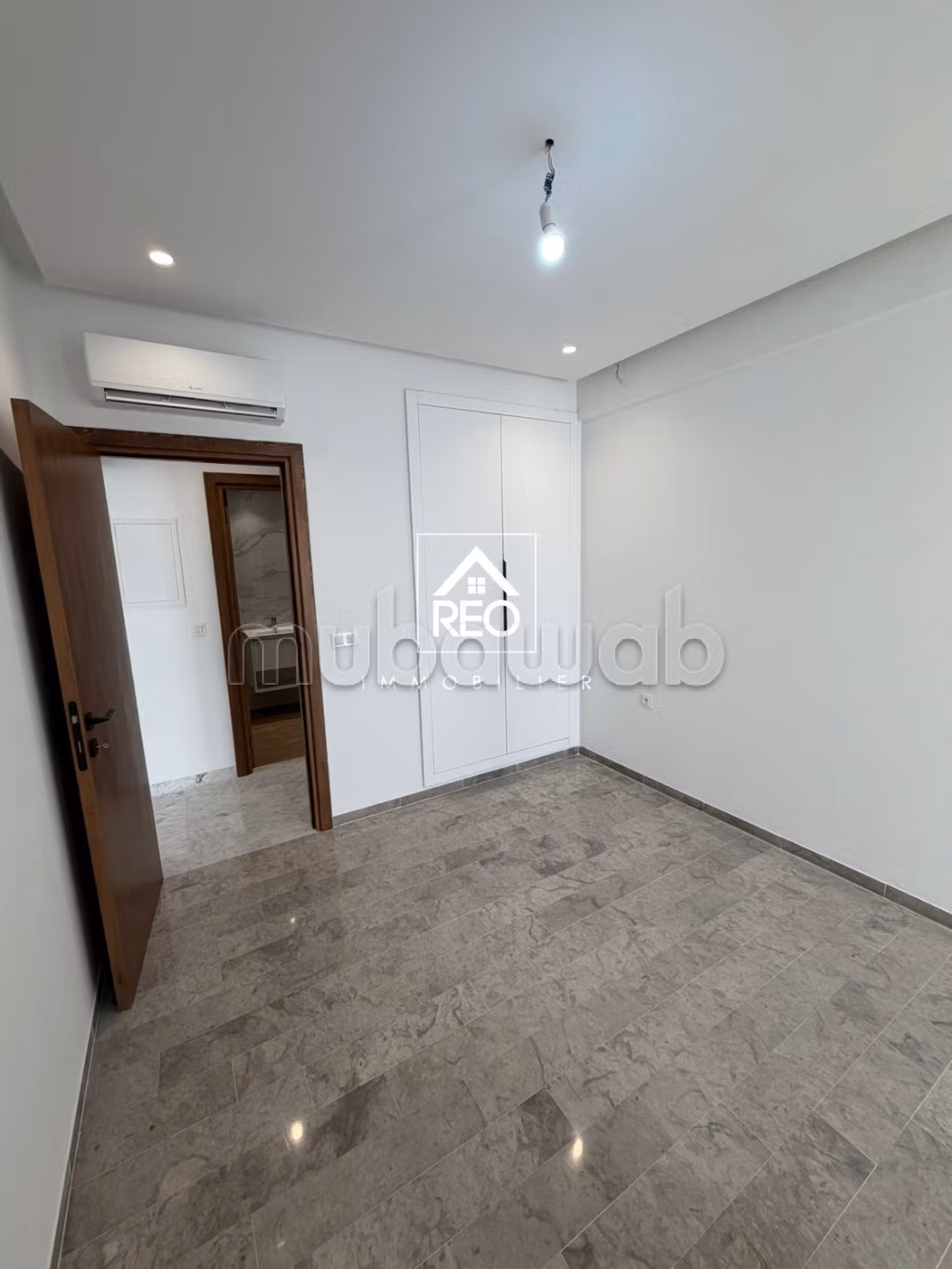 Sell apartment in Aouina. 2 rooms. Caretaker service available, air conditioning
