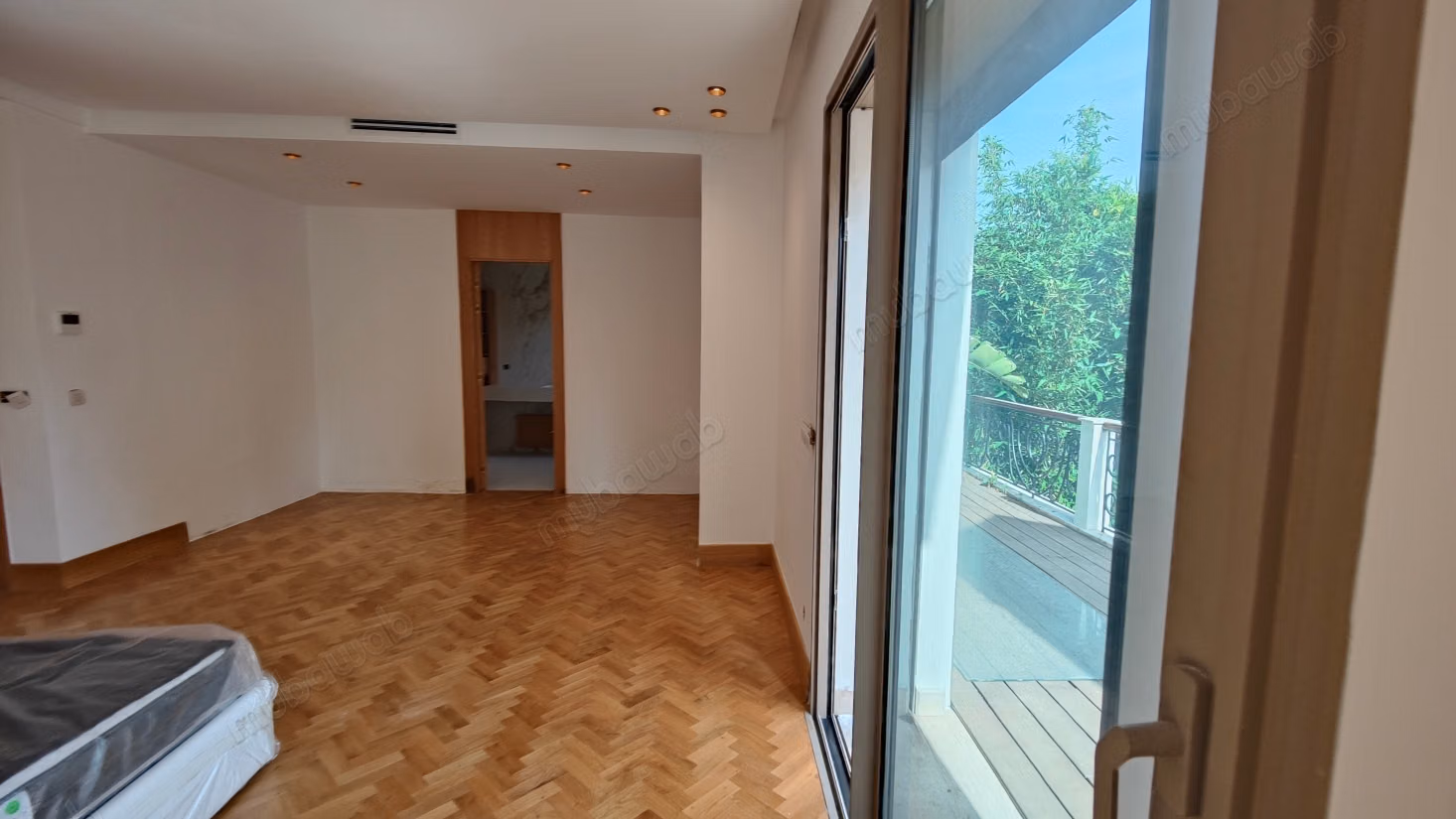 High quality house for sale in Californie. 4 rooms. Garden and terrace