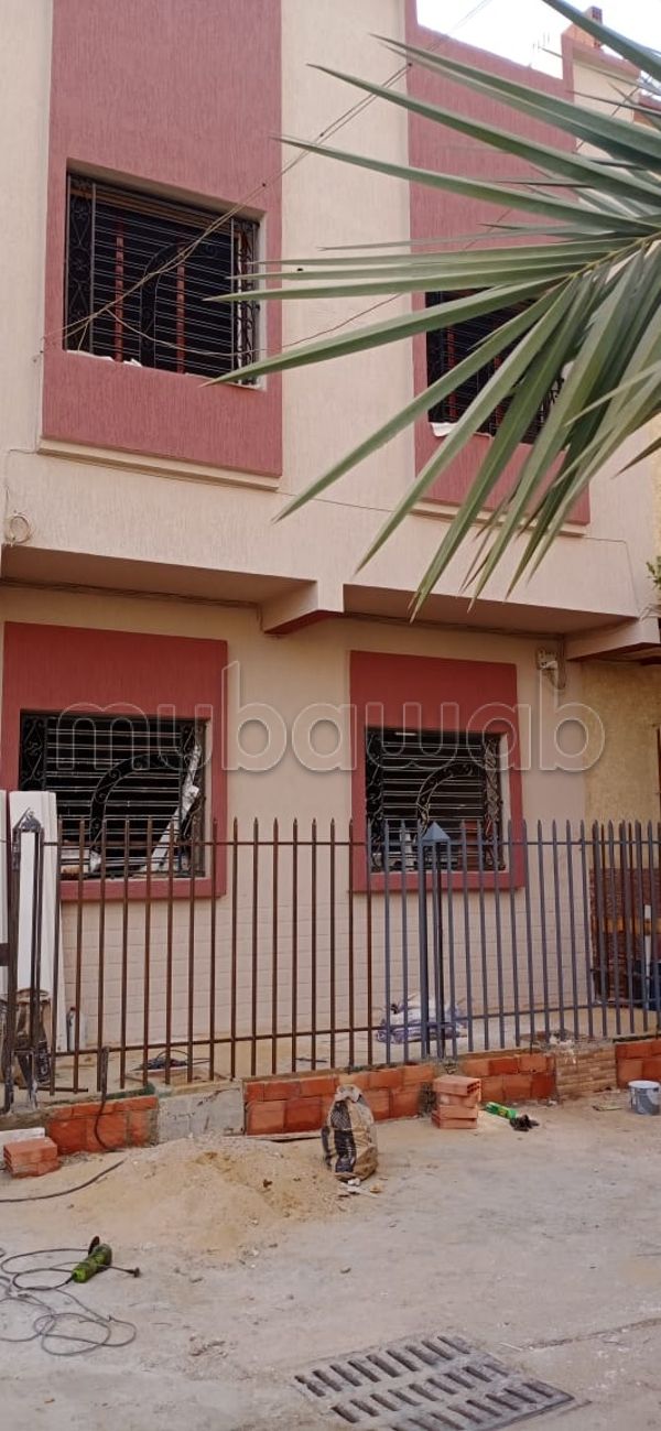 Maison à vendre à Marjane. 
Surface de 80 m². 
Terrasse et jardin