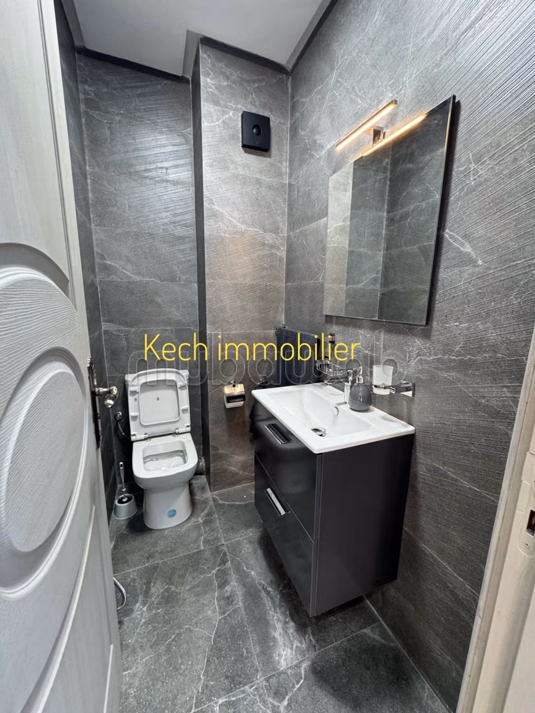 Flat for rent in Camp Al Ghoul. Dimension 90 m². Ample storage space