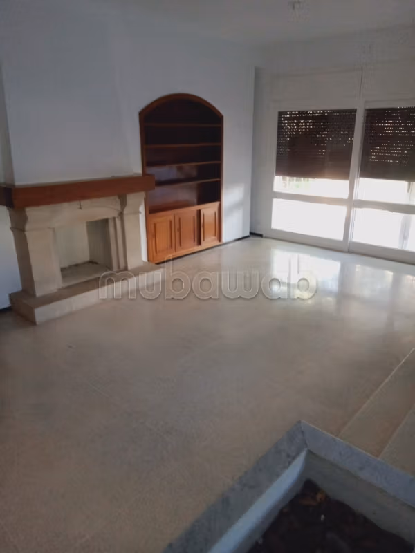 Te huur: villa's en luxe woningen in Hassan Centre Ville. 7 Ruimtes. Terras en garage