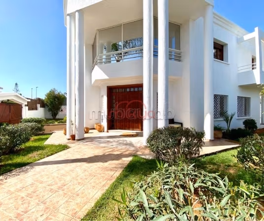 Casa de lujo en venta. 8 habitaciones confortables. Jardín y garaje