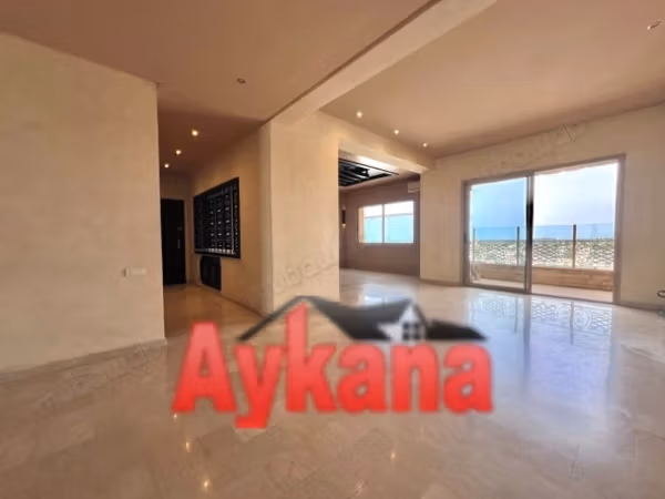 Encuentra un piso en alquiler en Riyad. 4 habitaciones. Terraza y ascensor
