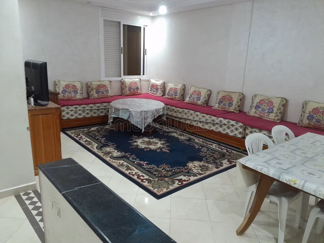 Pisos en alquiler en Cente. 2 dormitorios. Salón marroquí amueblado, residencia cerrada