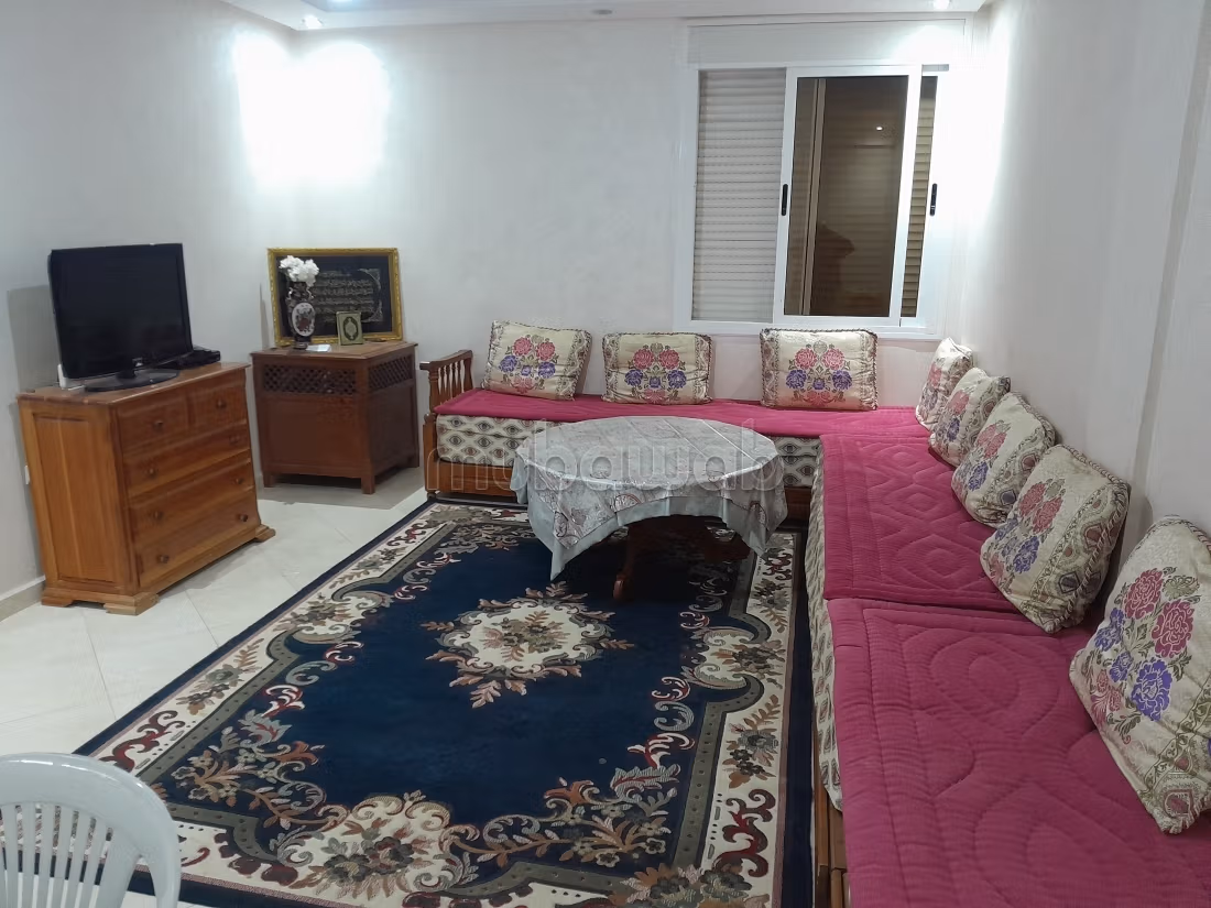 Pisos en alquiler en Cente. 2 dormitorios. Salón marroquí amueblado, residencia cerrada