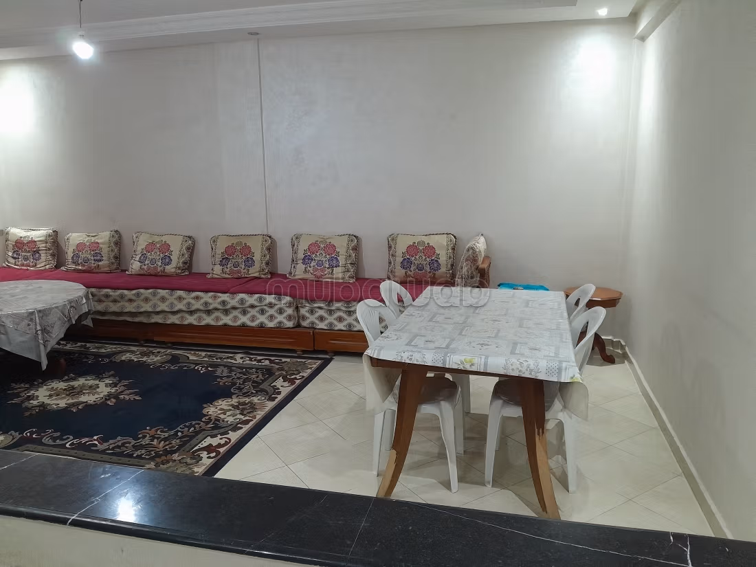 Pisos en alquiler en Cente. 2 dormitorios. Salón marroquí amueblado, residencia cerrada