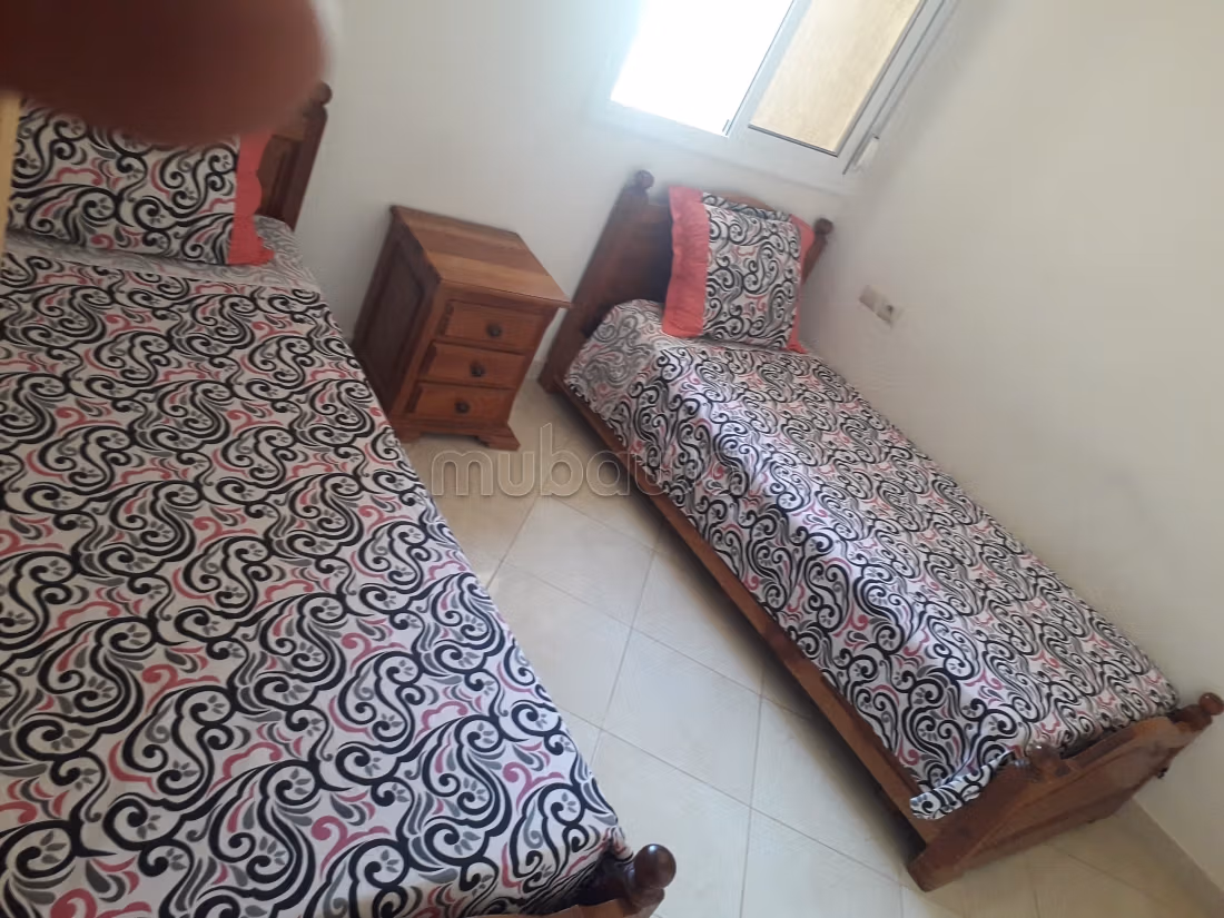 Pisos en alquiler en Cente. 2 dormitorios. Salón marroquí amueblado, residencia cerrada