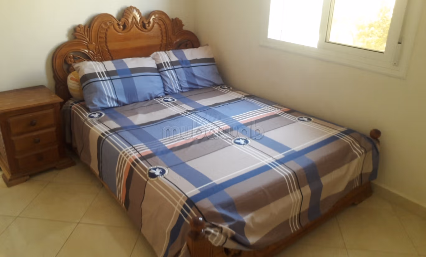 Pisos en alquiler en Cente. 2 dormitorios. Salón marroquí amueblado, residencia cerrada