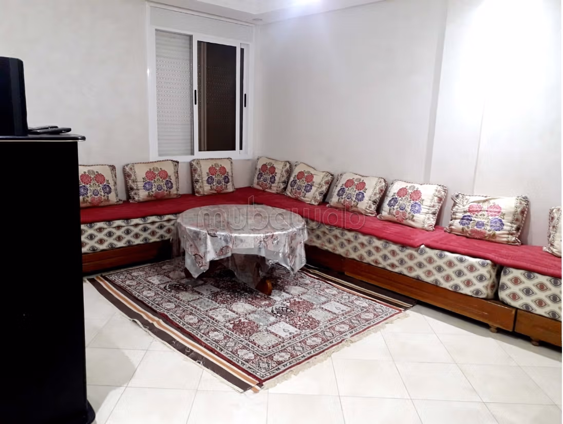 Pisos en alquiler en Cente. 2 dormitorios. Salón marroquí amueblado, residencia cerrada