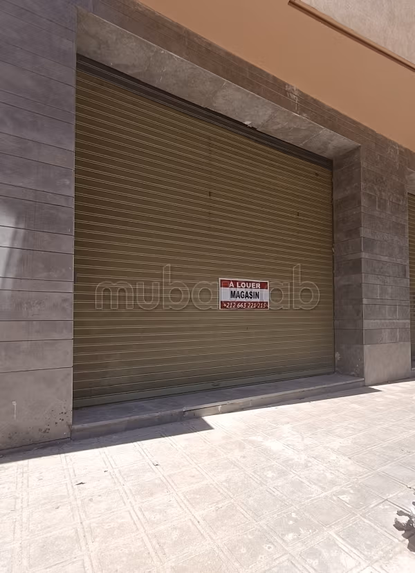 Oficinas y locales comerciales en venta en Guéliz. Superficie 217 m². Conserje