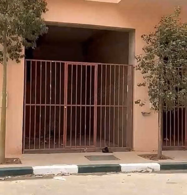 Offices & shops to rent in Mhamid. Area of 27 m². Private garage