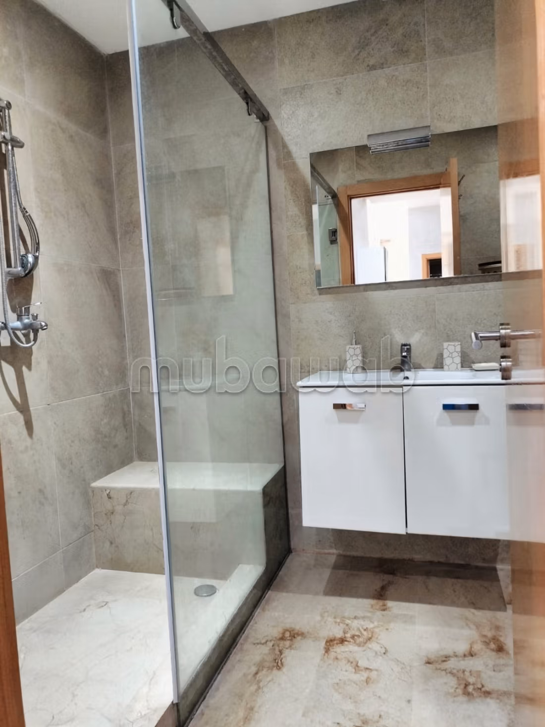 Splendido appartamento da affittare. 8 locali spaziosi. Terrazzo e garage