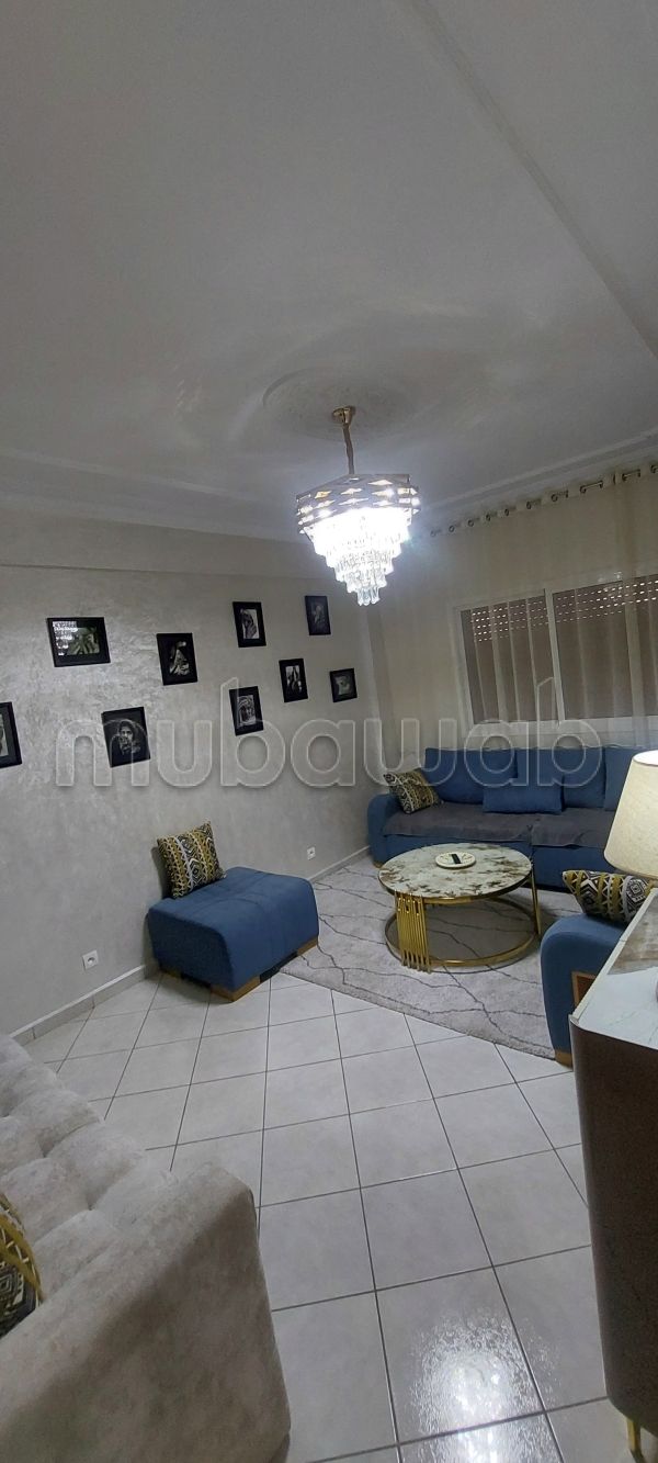 Location saisonnière à centre ville. 2 grandes pièces. Porte blindée, antenne parabolique