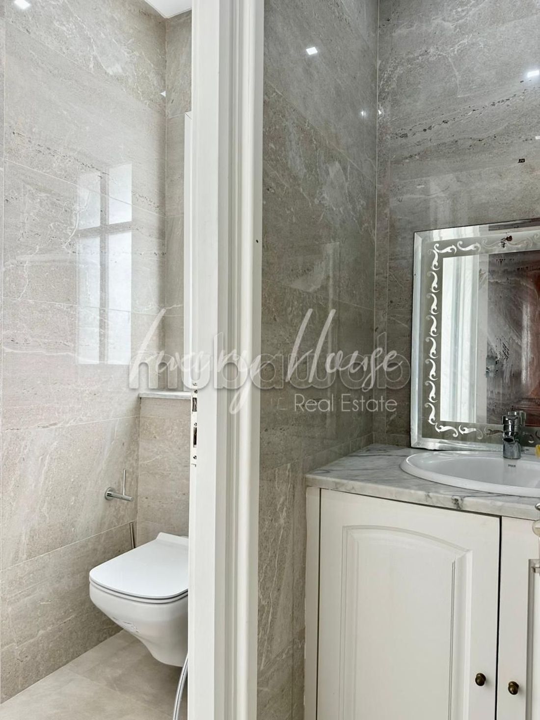 Apartment for rent. Small area 110 m². Ample storage space