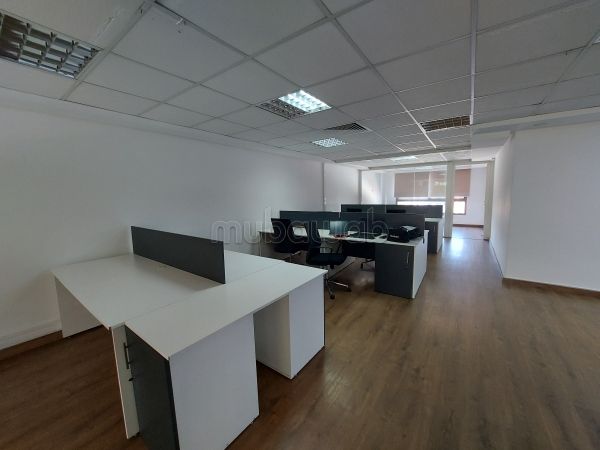 Comodo ufficio in affitto a Bourgogne Ouest. Superficie di 110 m². Finestre con doppi vetri e porta blindata