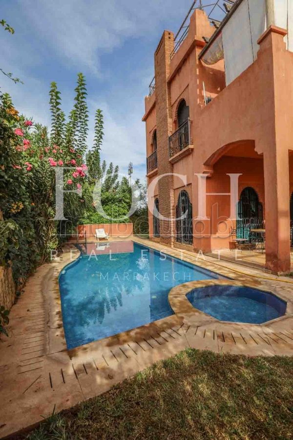 فيلا رائعة للايجار بطريق ورزازات. المساحة الإجمالية 350 م². مفروشة