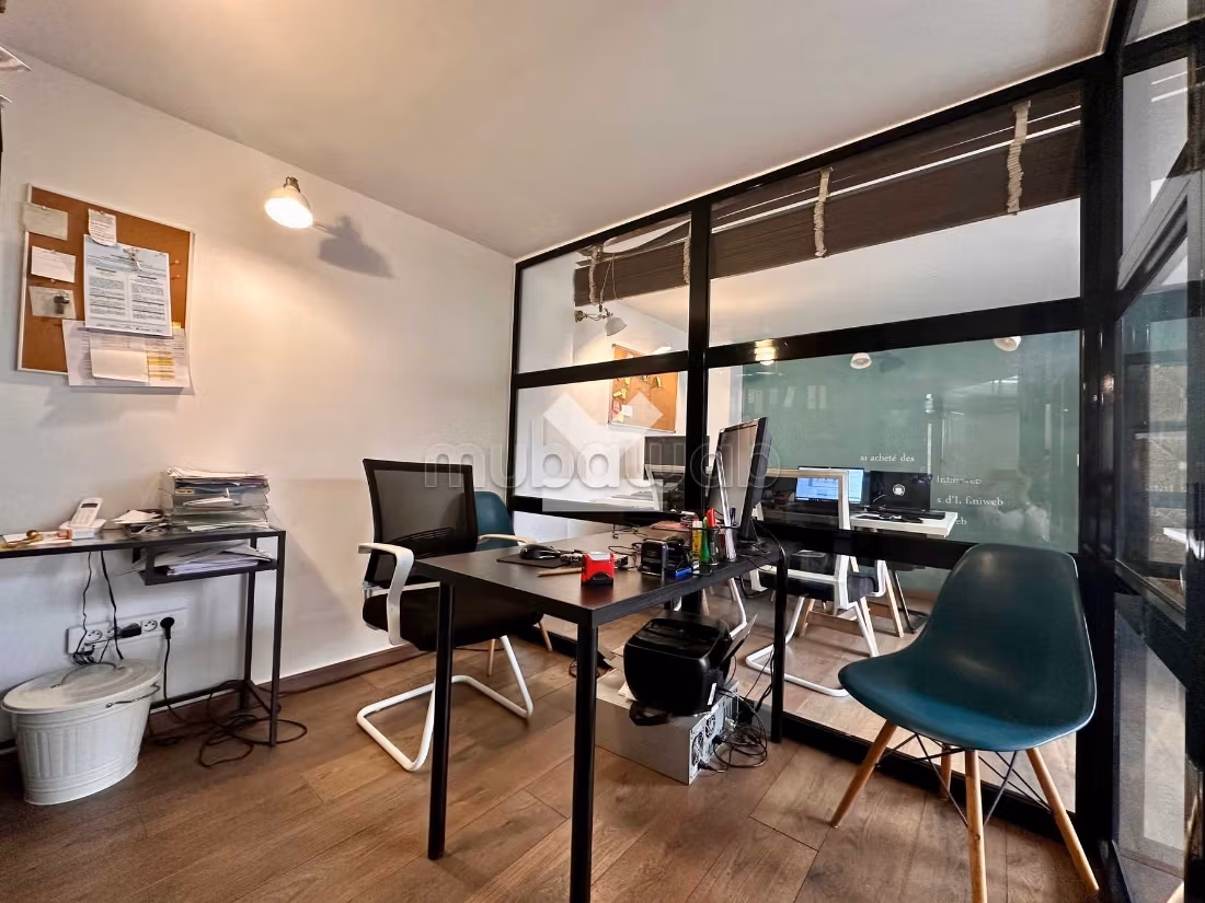 Ufficio in affitto a Bourgogne Ouest. Superficie 79 m². Posto auto e ascensore
