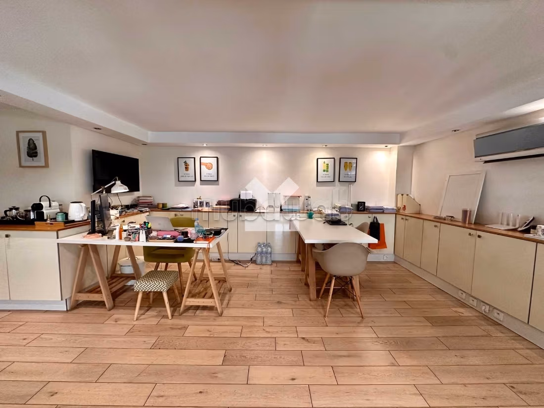 Ufficio in affitto a Bourgogne Ouest. Superficie 79 m². Posto auto e ascensore
