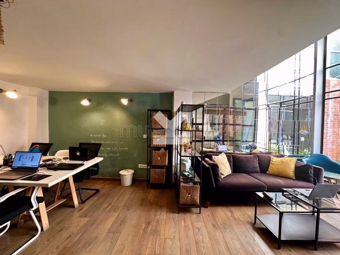 Ufficio in affitto a Bourgogne Ouest. Superficie 79 m². Posto auto e ascensore