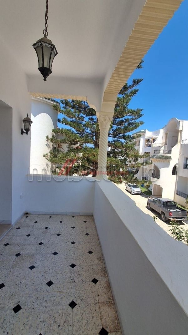 A louer spacieux étage de villa à chott meriem