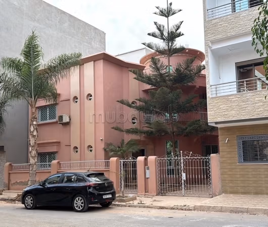 Casa en venta. 4 habitaciones grandes. Balcón