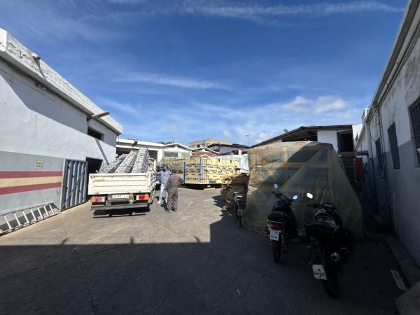 Oficinas y locales comerciales en alquiler en Aïn Sebaâ. Superficie de 6000 m². Estacionamiento privado