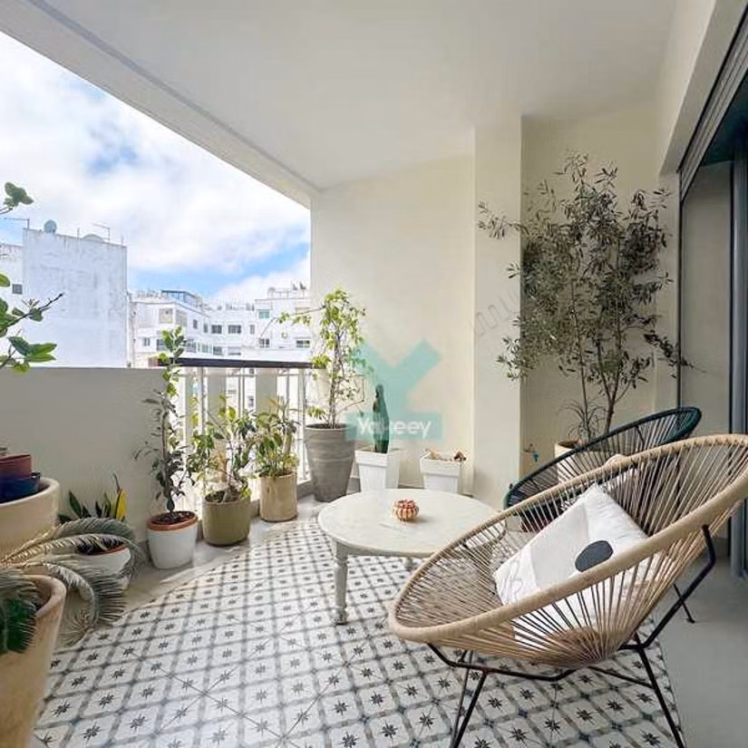 Fabulous apartment for sale in Triangle d'Or. 3 beautiful rooms. Lift and garage
