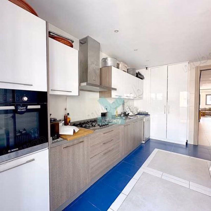Fabulous apartment for sale in Triangle d'Or. 3 beautiful rooms. Lift and garage
