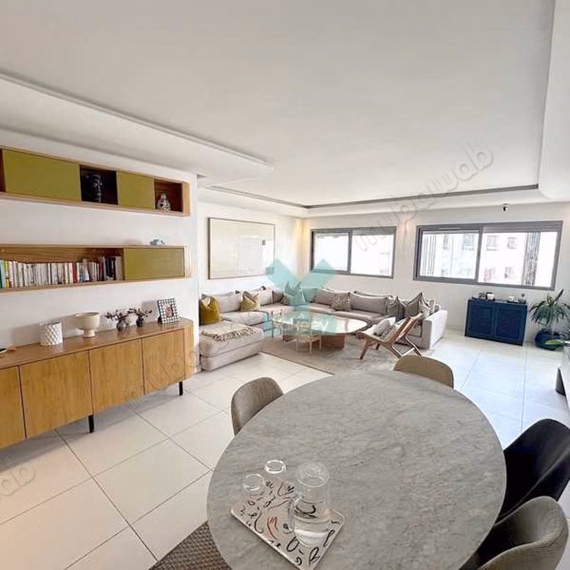 Fabulous apartment for sale in Triangle d'Or. 3 beautiful rooms. Lift and garage
