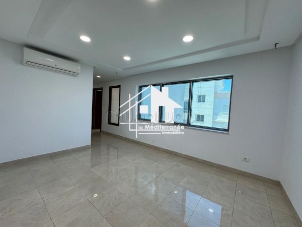 Bureau H5 spacieux aux Lac 2