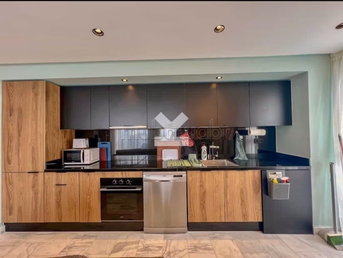 Apartment for sale in Casablanca Marina. 4 large rooms. Cellar