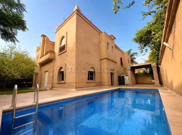 Casa de lujo en venta en Hay Targa. 5 habitaciones grandes. Aire condicionado y chimenea