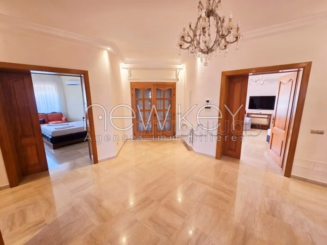 Bellissima casa in affitto a La Soukra. Superficie totale 2000 m². Piscina e servizio di concierge