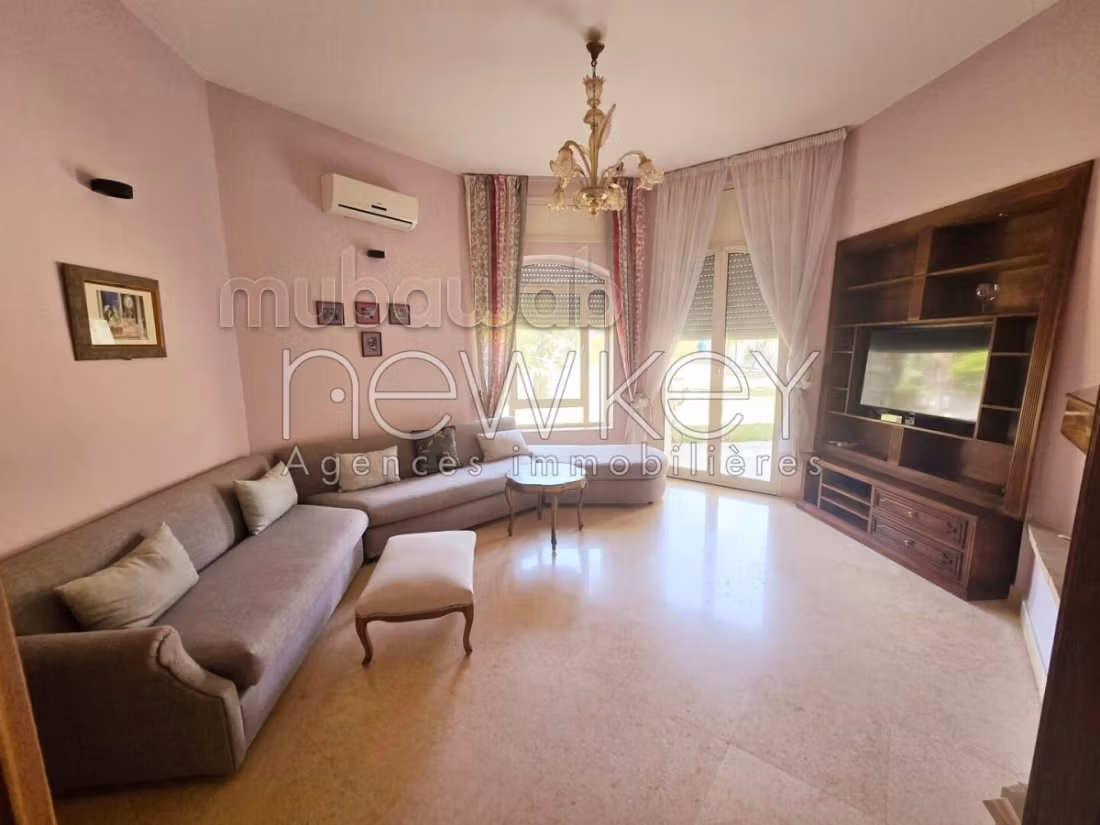 Bellissima casa in affitto a La Soukra. Superficie totale 2000 m². Piscina e servizio di concierge
