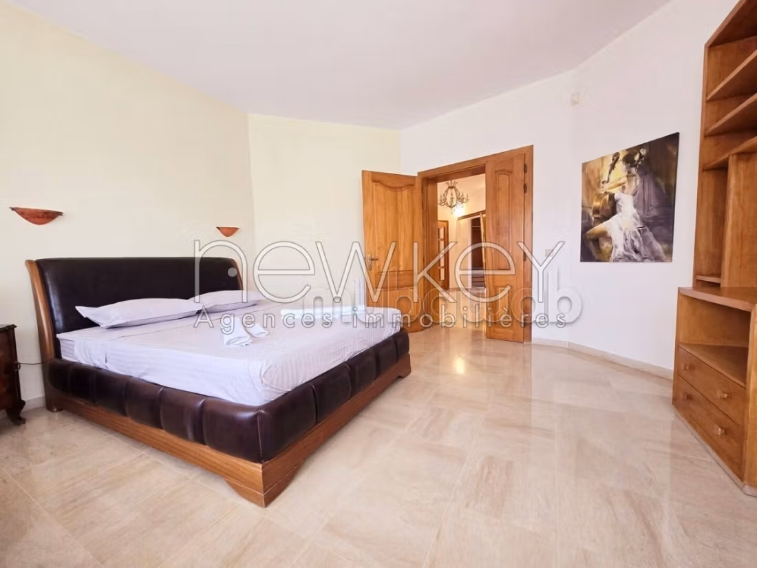 Bellissima casa in affitto a La Soukra. Superficie totale 2000 m². Piscina e servizio di concierge